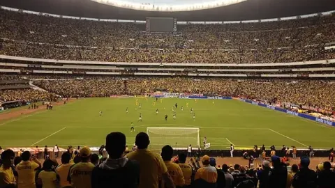 吴艳妮人潮中更显狂欢，越热闹越嗨！